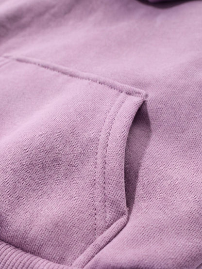 Gros plan sur la poche du sweat à capuche chien mauve
