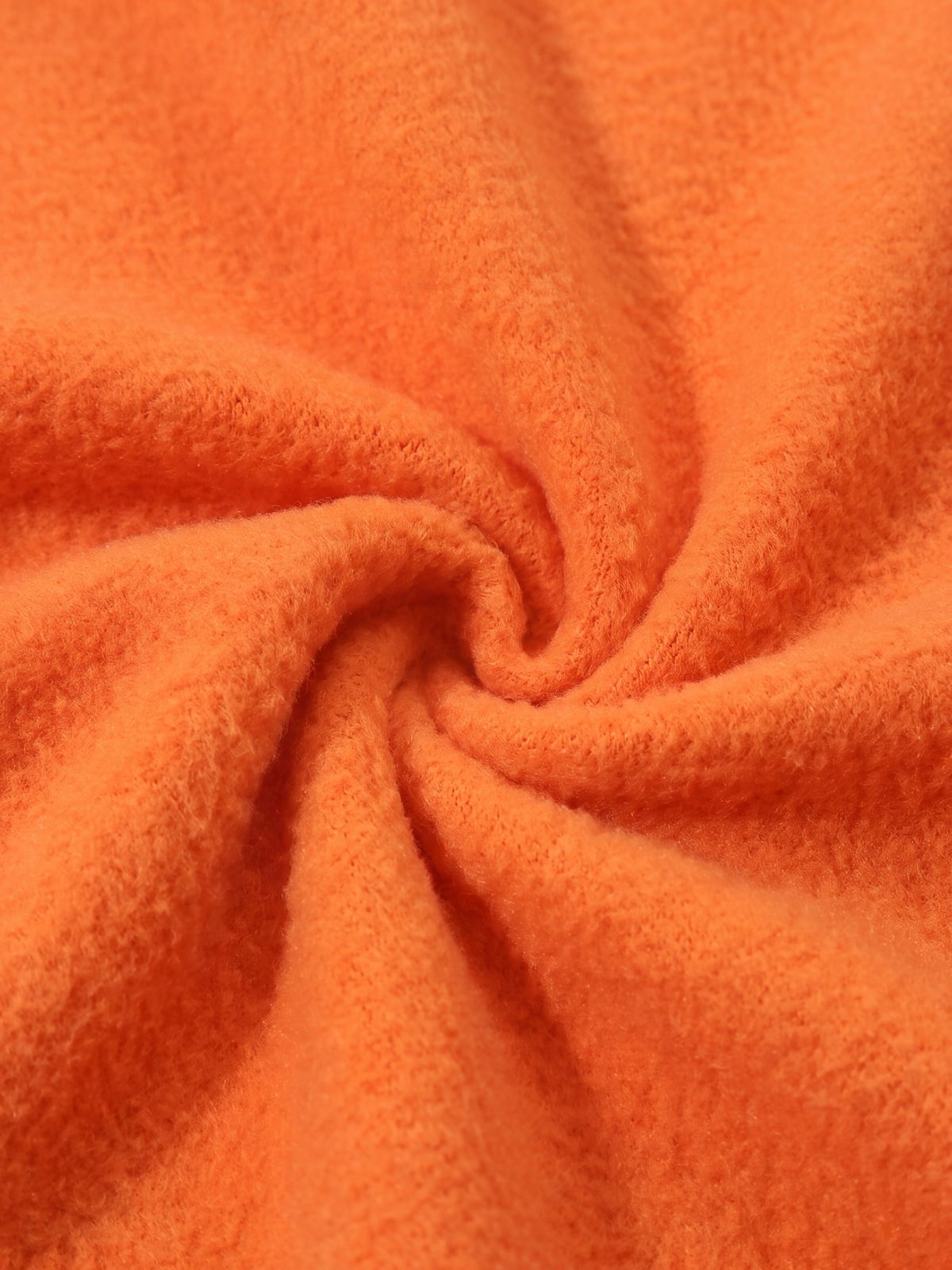 Gros plan sur la doublure polaire du sweat à capuche chien orange