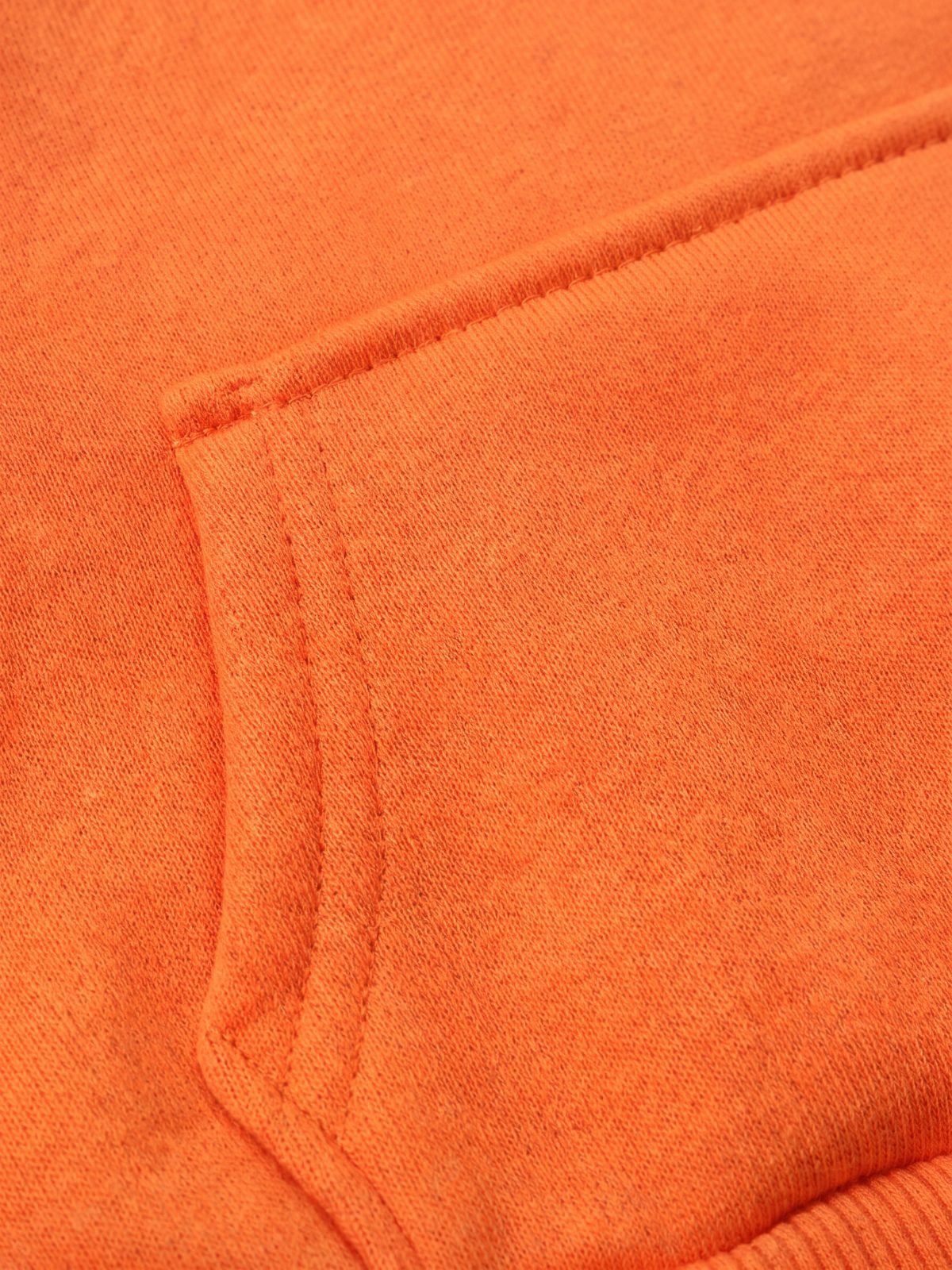 Gros plan sur la poche au dos du sweat à capuche chien orange