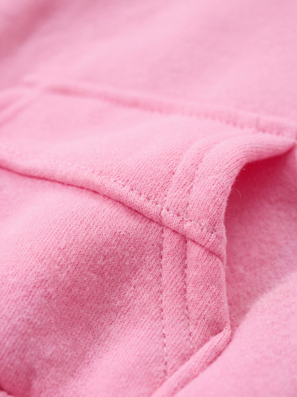 Gros plan sur la poche au dos du sweat à capuche chien rose