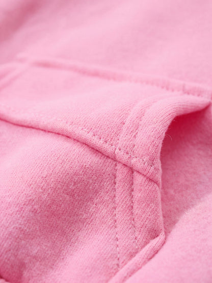 Gros plan sur la poche au dos du sweat à capuche chien rose