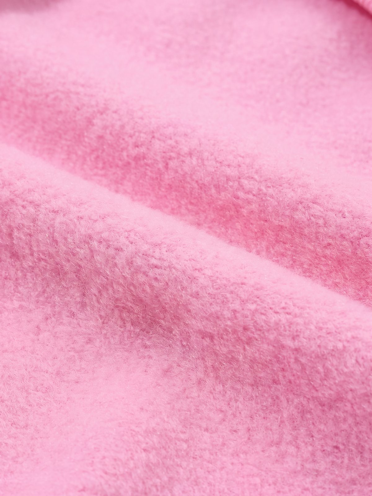 Gros plan sur la doublure polaire douce du sweat à capuche chien rose