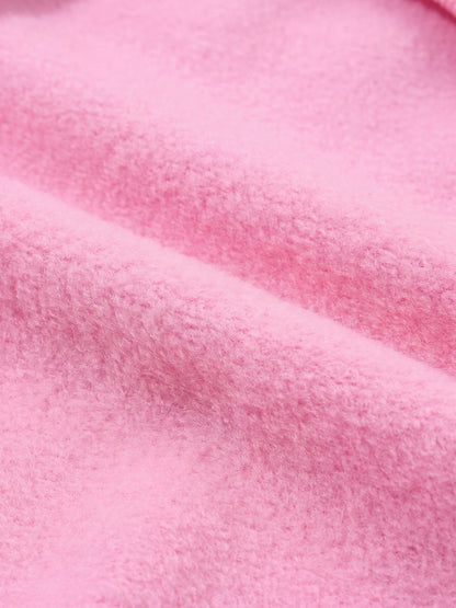 Gros plan sur la doublure polaire douce du sweat à capuche chien rose