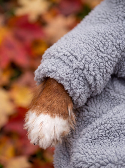 Gros plan sur la manche en tissu teddy gris du sweat à capuche pour chien