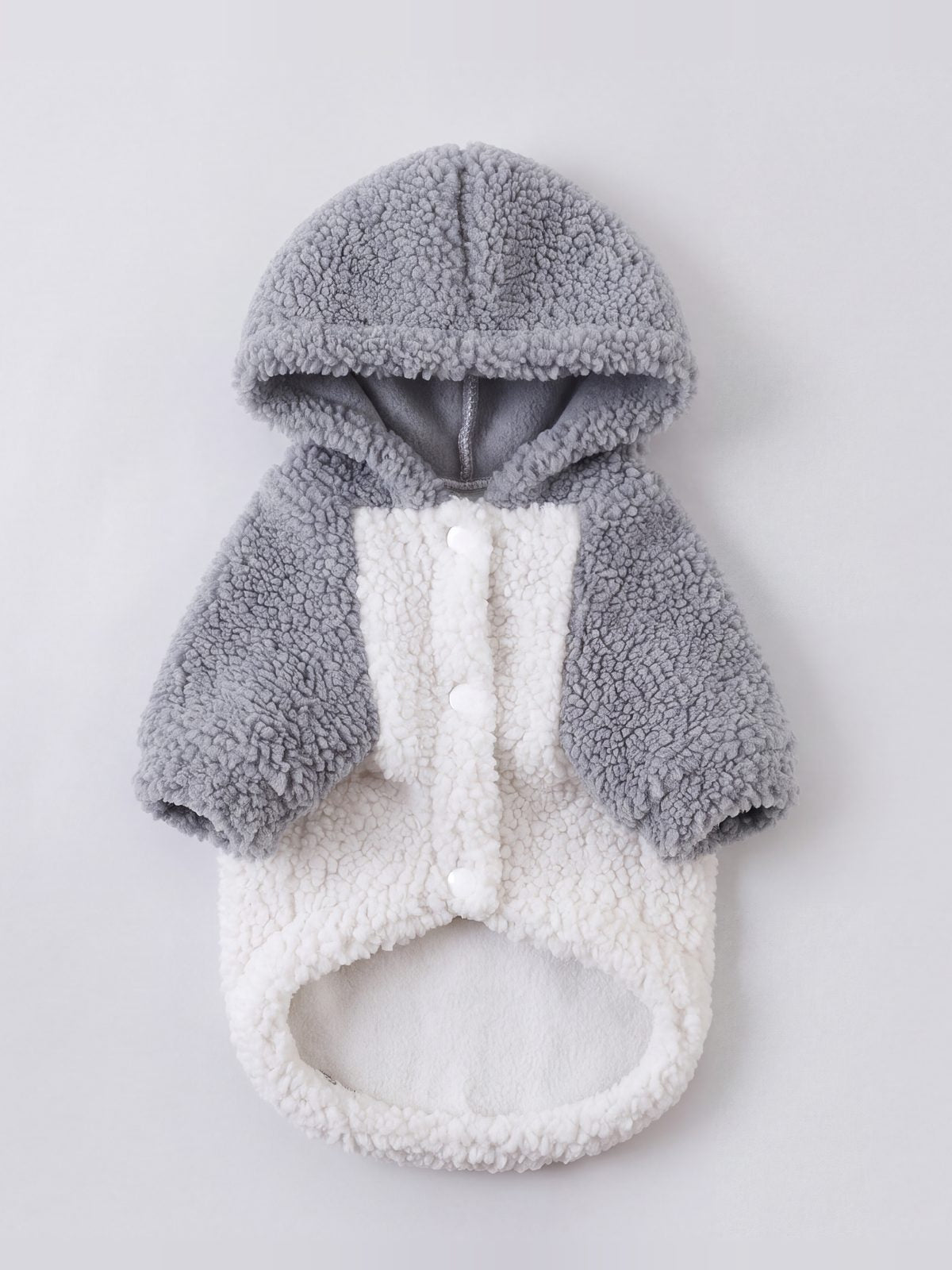 Sweat à capuche chien teddy gris et crème, vue de face à plat avec boutons-pression et capuche doublée
