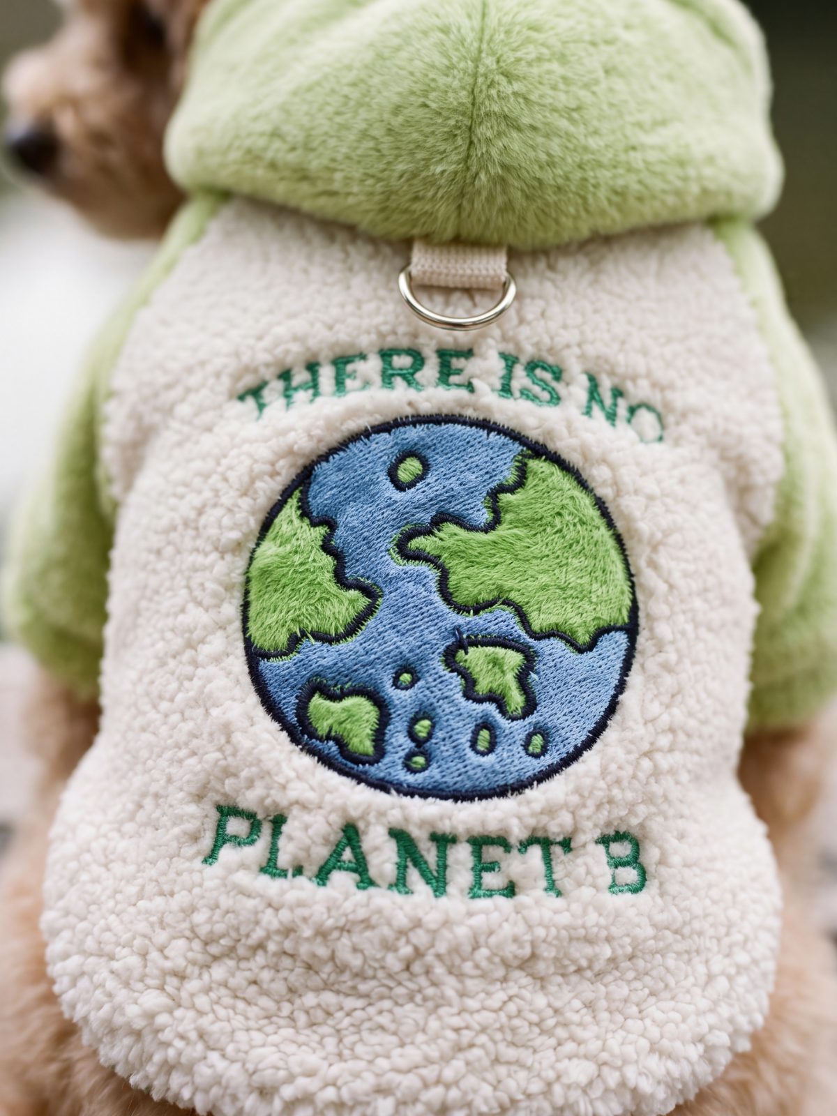 Gros plan sur la broderie planète du sweat à capuche chien teddy sherpa