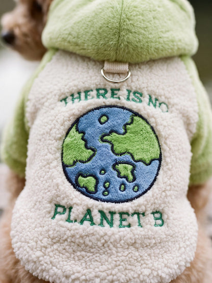 Gros plan sur la broderie planète du sweat à capuche chien teddy sherpa