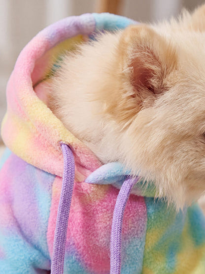 Gros plan sur la capuche et les cordons lilas du sweat à capuche chien tie-dye pastel